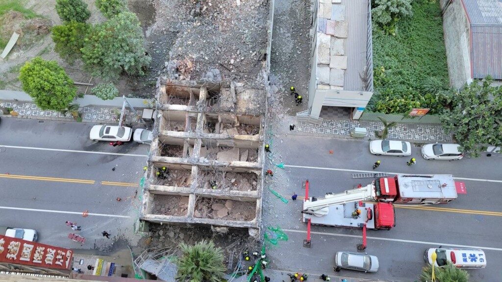 Tayvan’da yedi katlı bina yıkıldı